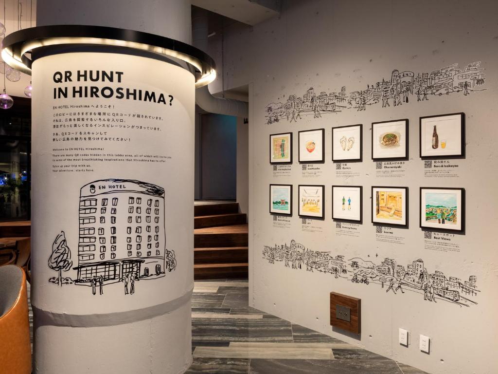 uma parede com um desenho de um edifício sobre ele em EN HOTEL Hiroshima em Hiroshima