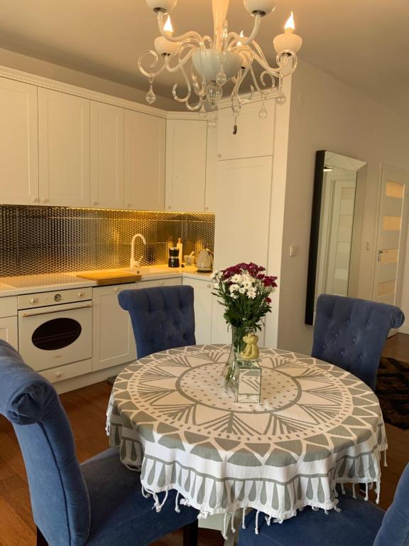 A kitchen or kitchenette at Apartament wysoki standard z widokiem na Wyścigi Konne