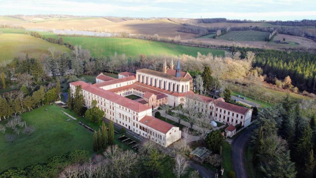 uma vista aérea de um grande edifício num campo em Hôtellerie de l'Abbaye em Bellegarde