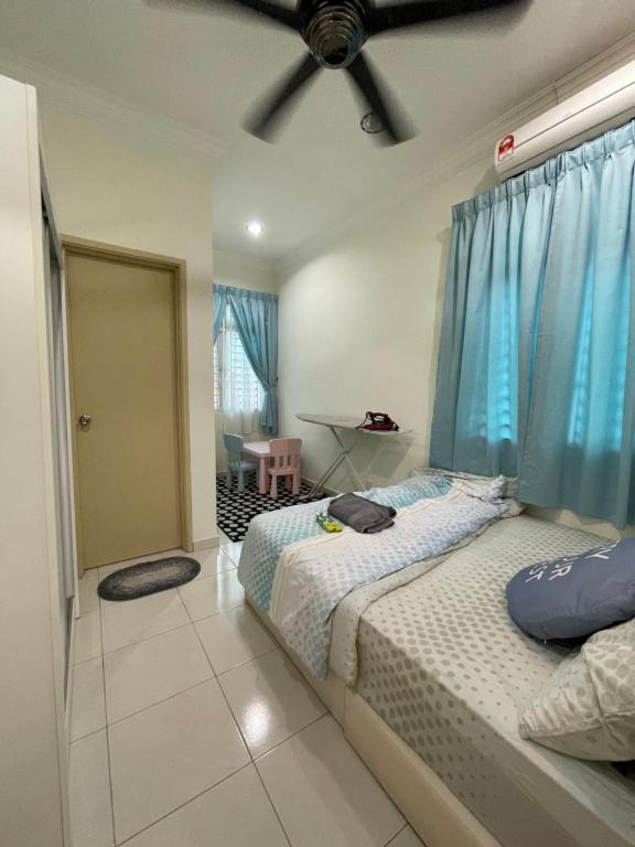 3R D'Latania Senawang tesisinde bir odada yatak veya yataklar