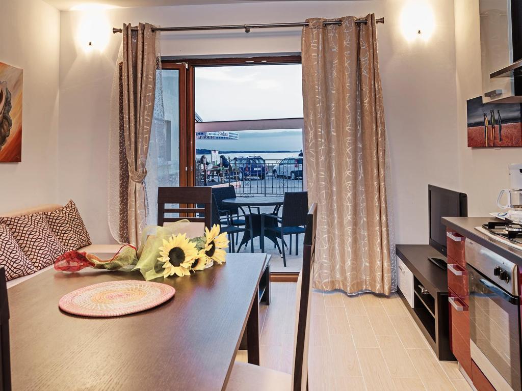 Kuchyňa alebo kuchynka v ubytovaní Sanja Apartments Rivarela