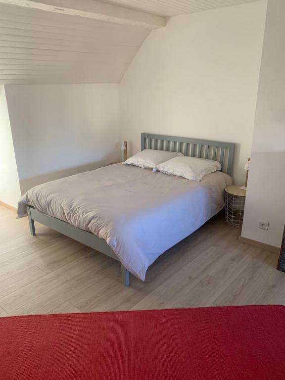 מיטה או מיטות בחדר ב-Le logis du Vassal