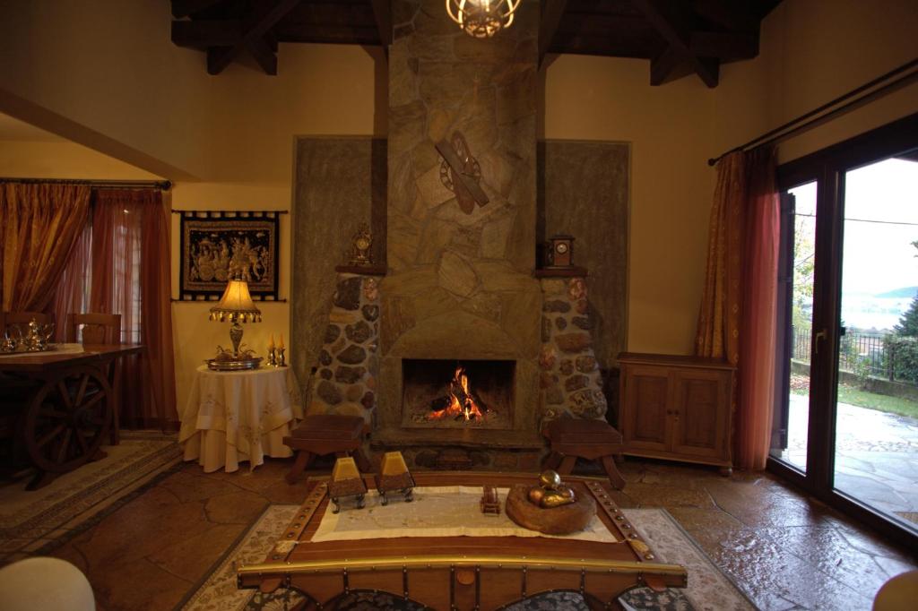 sala de estar con chimenea y mesa en Wood and Stone en Ioánina