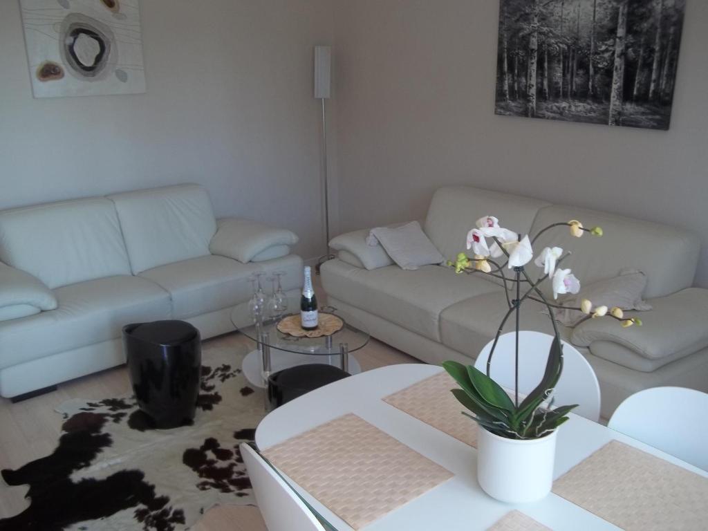 sala de estar con sofá y mesa en Apartment Silva, en Opatija