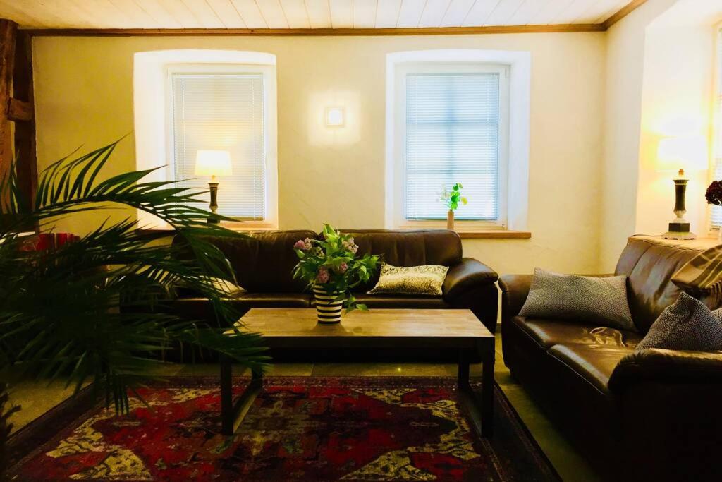uma sala de estar com um sofá e uma mesa de centro em Apartment Omega em Creglingen