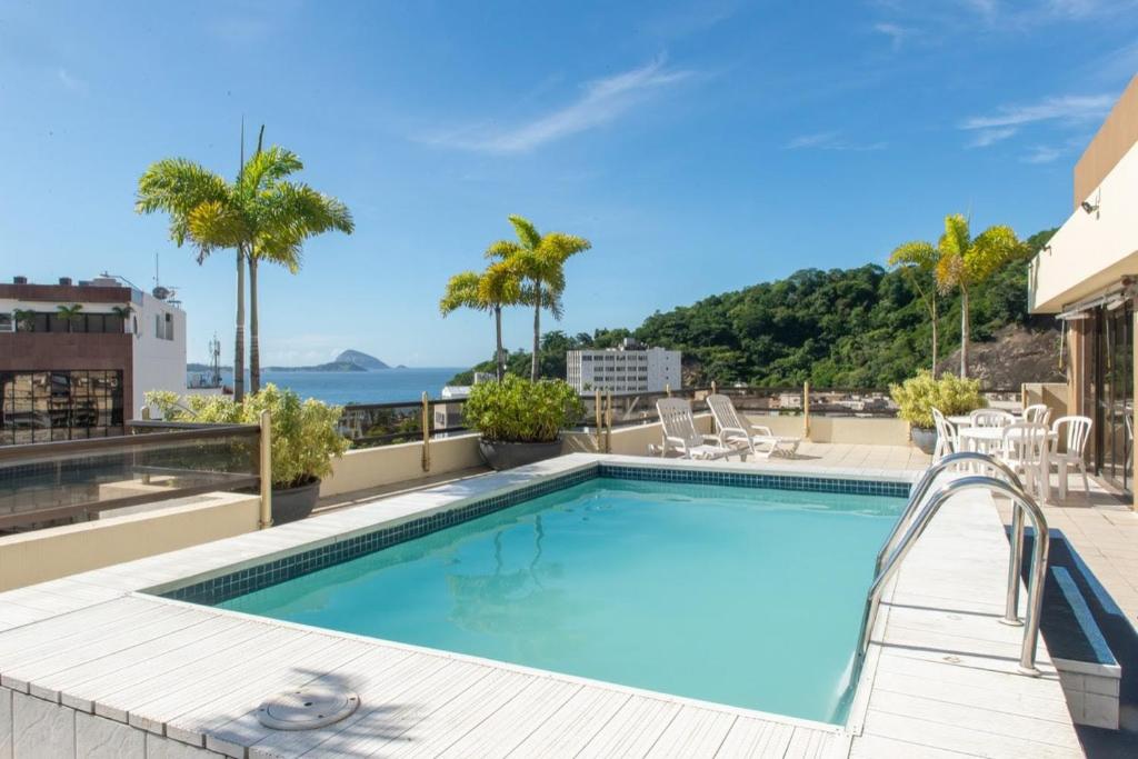 una piscina con vistas al océano en Leblon Inn, bonito apartamento en Río de Janeiro