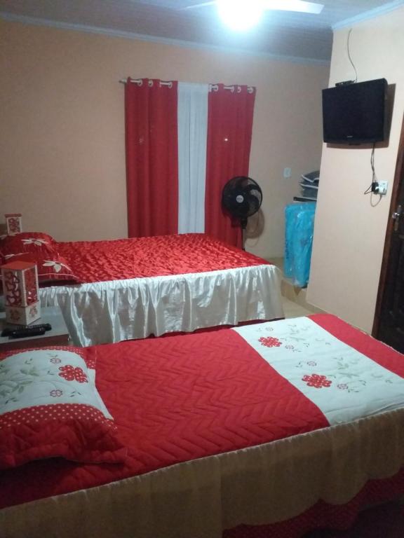 Giường trong phòng chung tại Casa com piscina e churrasqueira