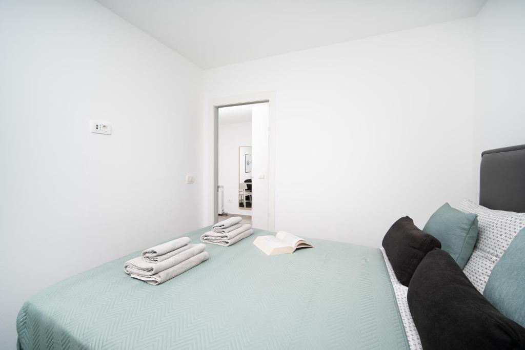Postel nebo postele na pokoji v ubytování Apartments Palma Rabac