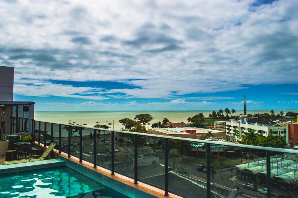 uitzicht op het strand vanaf het balkon van een hotel bij Nord Easy Connect in João Pessoa