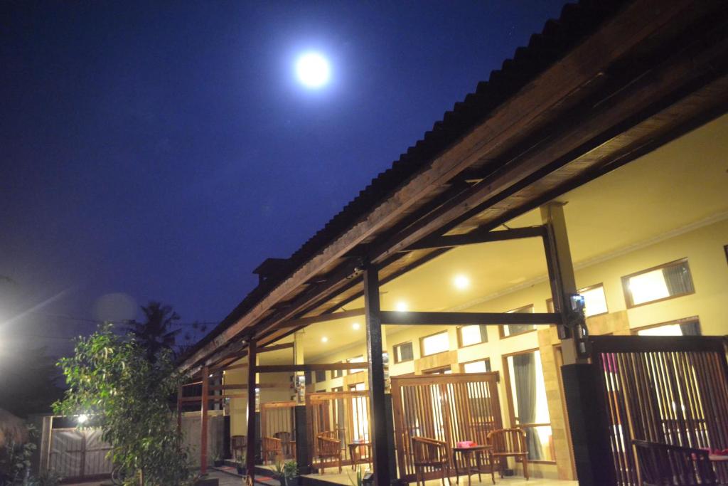 budynek z pełnią księżyca na niebie w obiekcie Wisma Bunda w Gili Trawangan