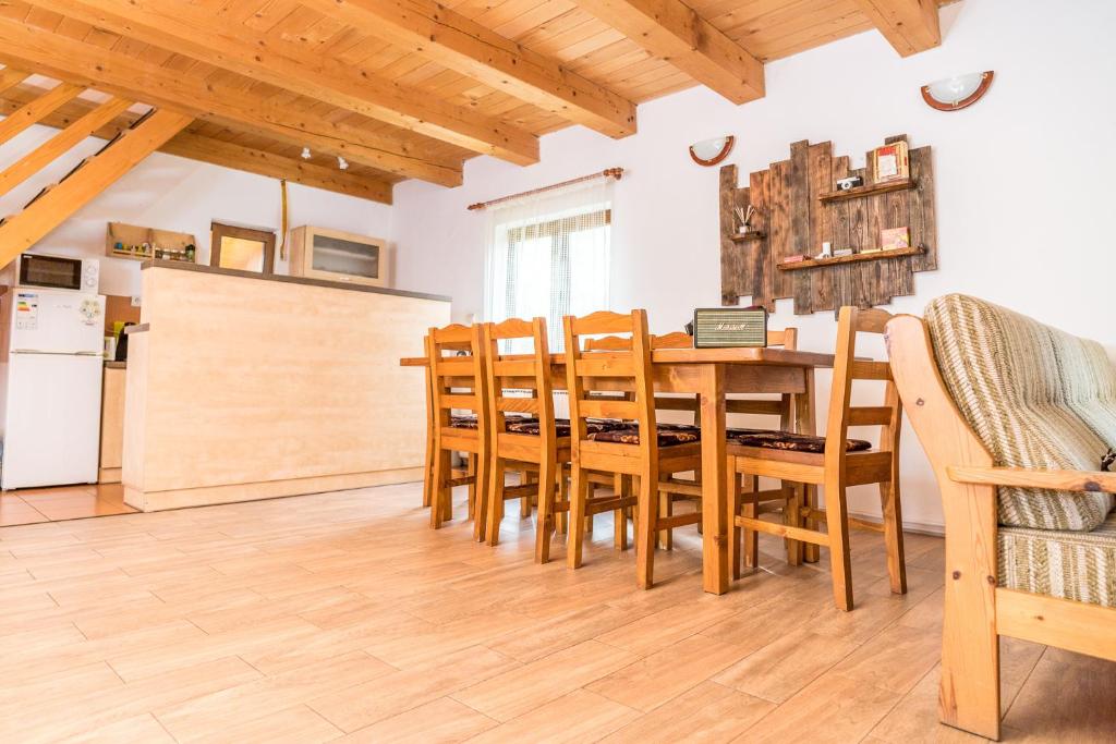Kuchyň nebo kuchyňský kout v ubytování Cabana Kuvaszó Transylvania