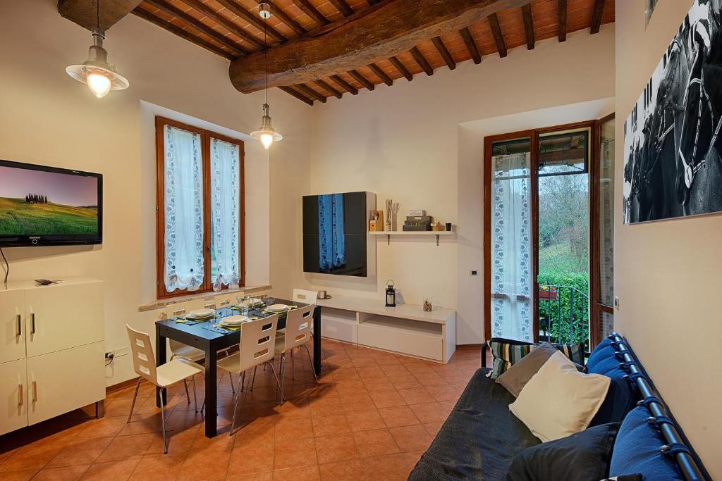 a living room with a blue couch and a table at CasaZappa - In centro a piedi, parcheggio e giardino privato in Siena