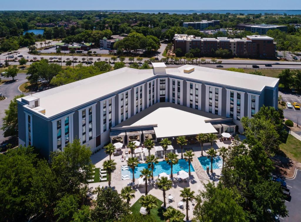 Hotel Indigo Charleston - Mount Pleasant, an IHG Hotel с высоты птичьего полета
