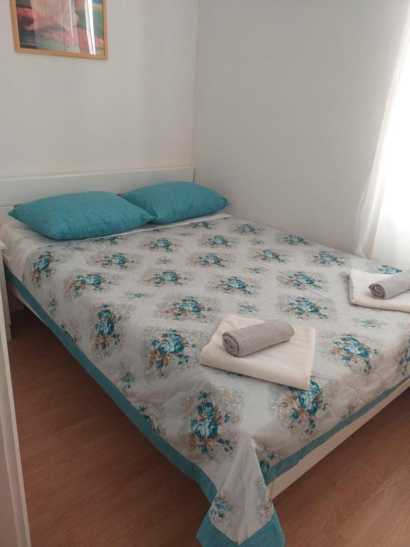 - un lit avec des serviettes dans l'établissement Apartman Milena, à Korčula