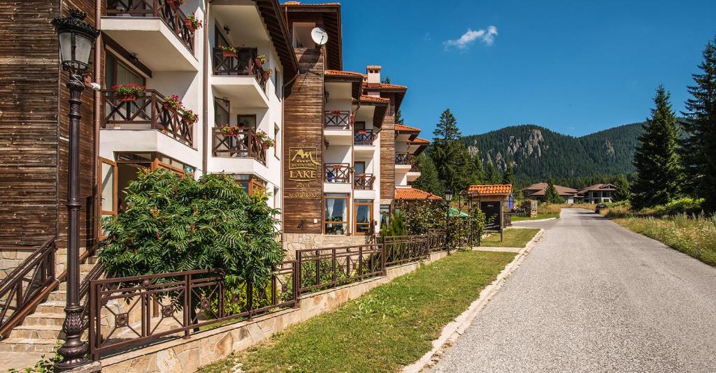 una fila de edificios con balcones en una calle en Studio by Mountain Lakes, en Ezerovo