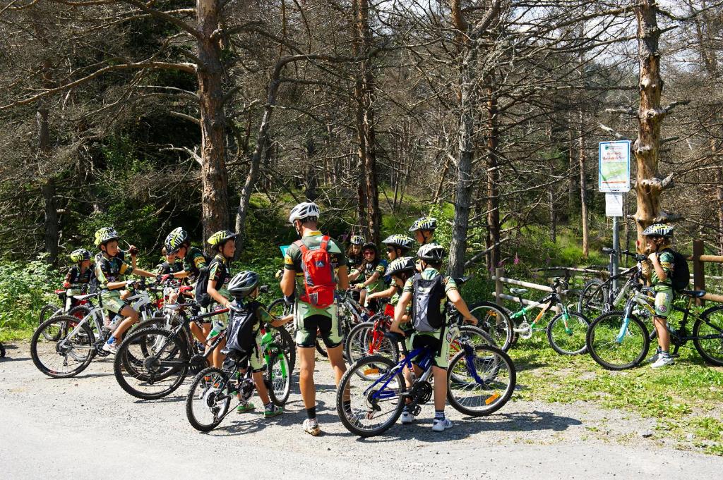 un gruppo di persone con biciclette su strada di Base531 a Tovo di Sant'Agata