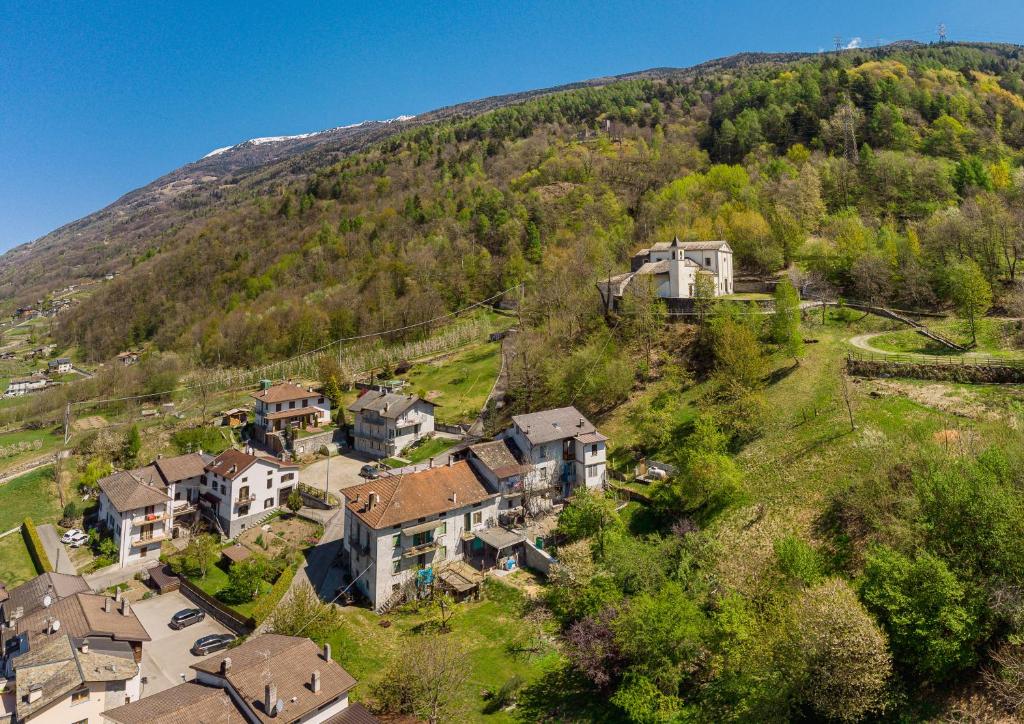 Vista generica sulle montagne o vista sulle montagne dall'interno dell'affittacamere