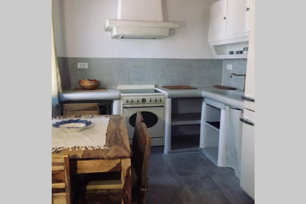 Virtuve vai virtuves zona naktsmītnē Traditional Suites in Chora Kythnos #2