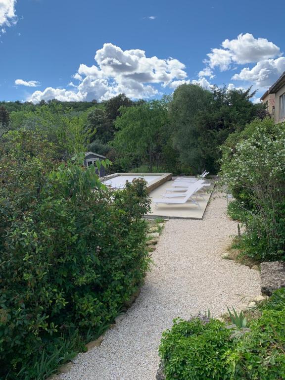 a walkway with a group of stairs in the middle at MAISON AVEC PISCINE - PROCHE AVIGNON - WiFI GRATUIT in Sauveterre