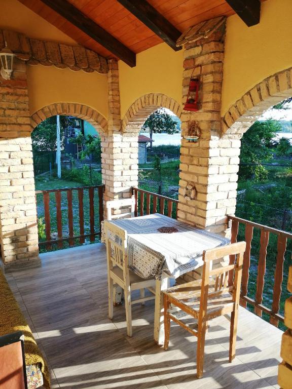 patio con tavolo e sedie su una terrazza di Danube fairy a Futog