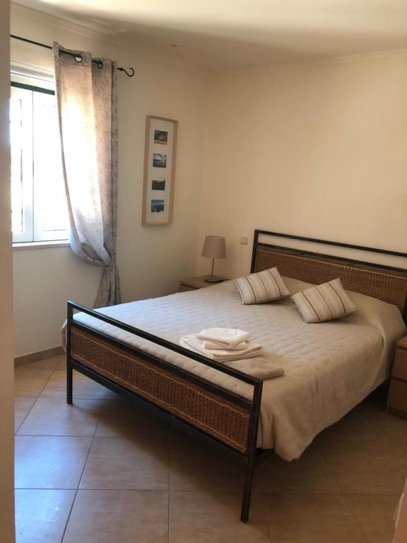 En eller flere senge i et værelse på Algarve Albufeira, quiet apart with pool at 10 mn walk from Praia da Falesia