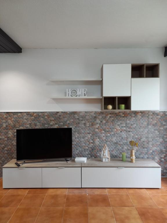 a living room with a flat screen tv on a counter at Fuerte Heaven in Costa de Antigua