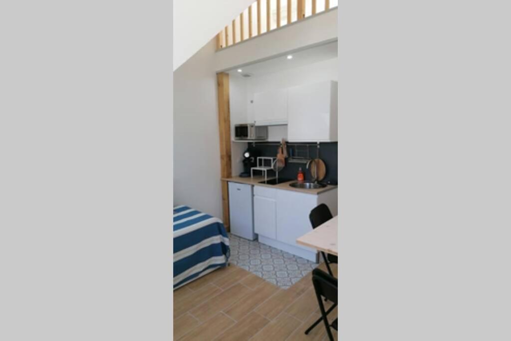 - une petite cuisine avec une petite table dans une chambre dans l'établissement Cosy Studio hyper centre 1, à Orléans