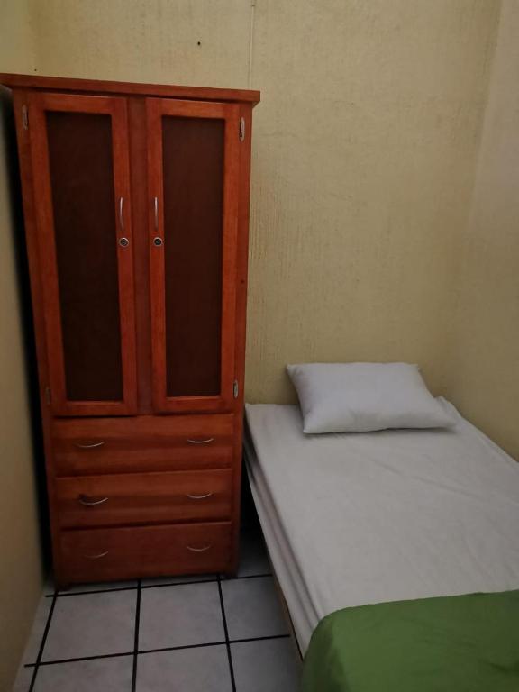 Postel nebo postele na pokoji v ubytování Hostal Guadalajara