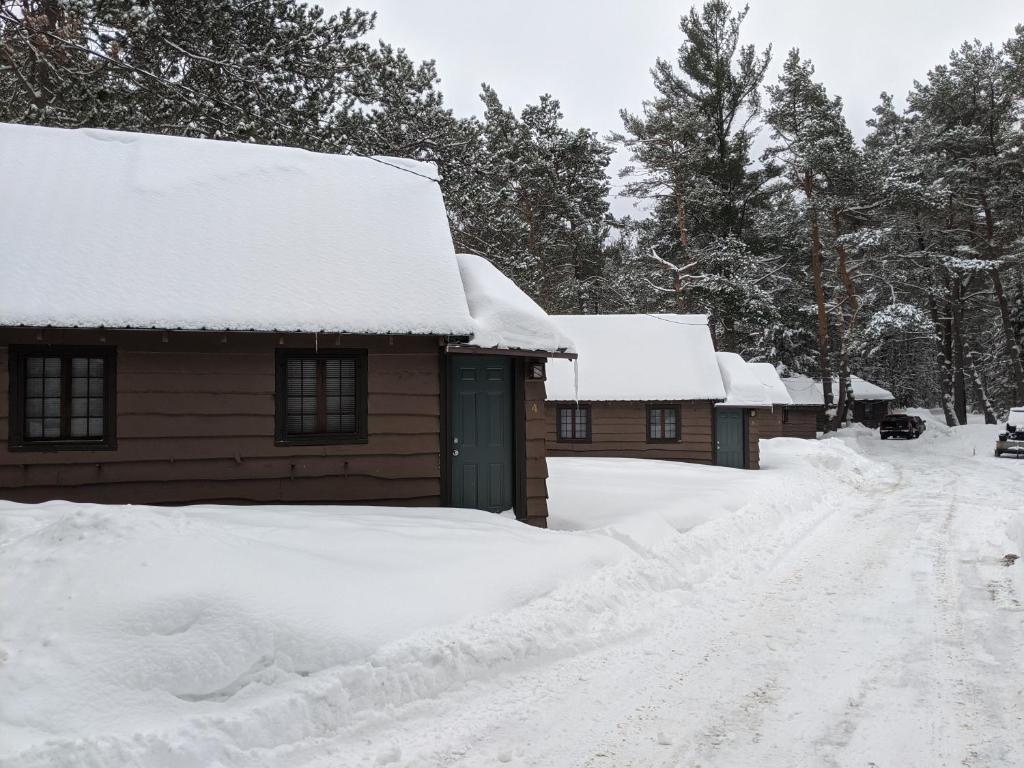 Moreno's Adirondack Cabins talvel