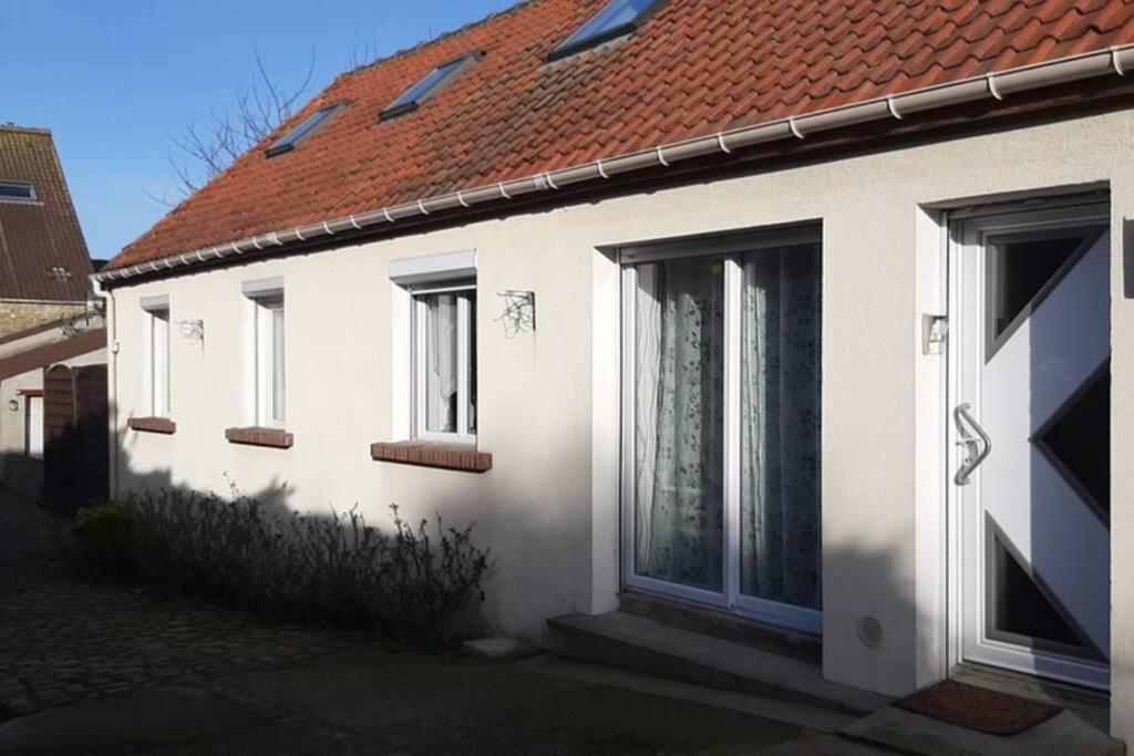 une maison blanche avec un toit rouge dans l'établissement La Cour Pavée, à Boulogne-sur-Mer