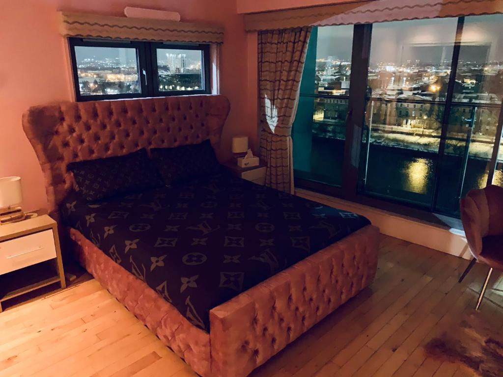 DESIGNER PENTHOUSE - G1 Glasgow City Centre with RiverViews - 3 Bedrooms, 2 Bathrooms, 1 Living room/kitchen - FULL TOP FLOOR 'Private', Wrap Around Terrace, PANORAMIC Bird's Eye View - Off Buchanan street/St Enoch, Parking.