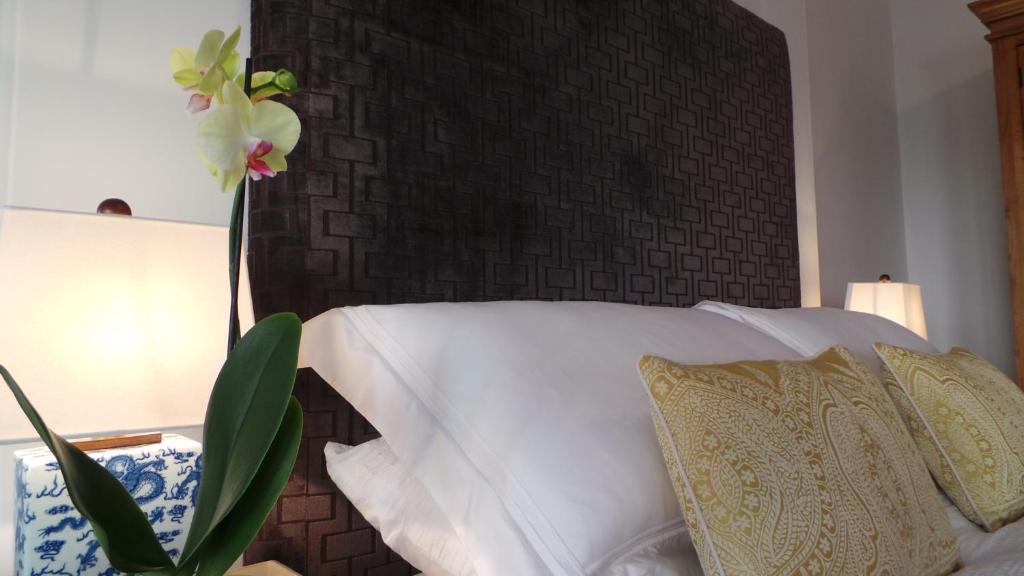 愛丁堡的住宿－安特勒旅館，一间卧室配有一张白色的床和黑色床头板