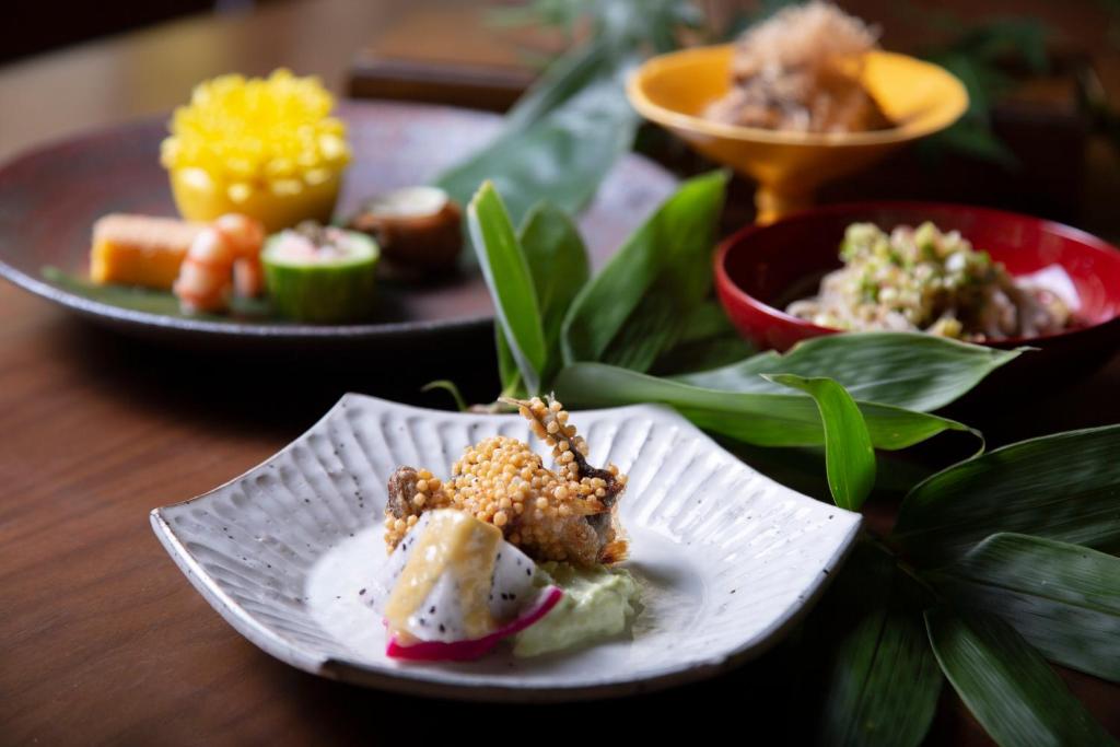 ホテルの敷地内または近くでの食事または食べ物