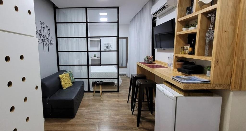 eine Küche mit einer Bar und ein Wohnzimmer in der Unterkunft Apezinho.Loft in Rio de Janeiro
