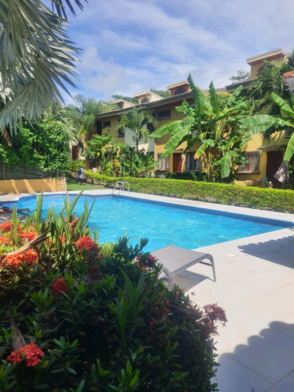 uma piscina em frente a uma villa em La Casita de Naomi em Tamarindo