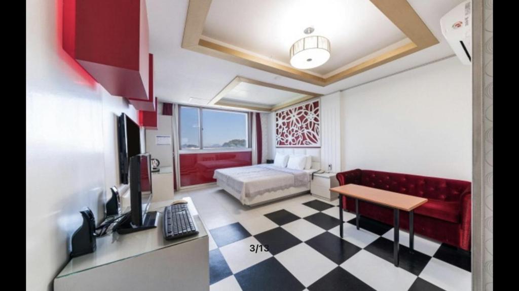 TV a/nebo společenská místnost v ubytování Yeosu Beach Hotel