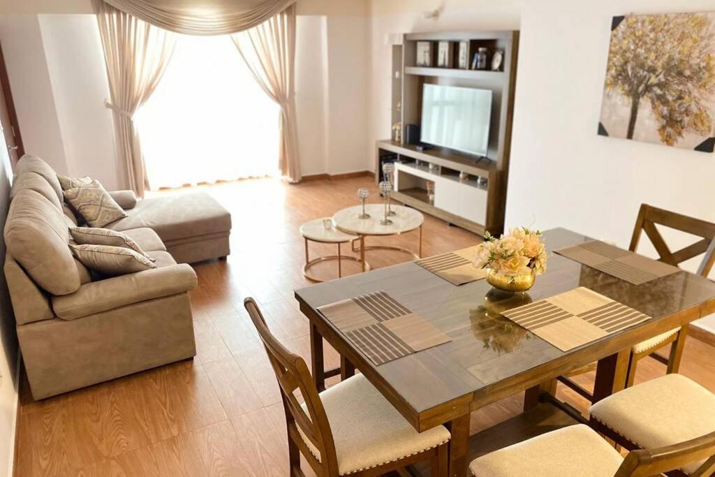 蘇克雷的住宿－DEPARTAMENTO MODERNO, ACOGEDOR Y CÉNTRICO.，客厅配有桌椅和电视。