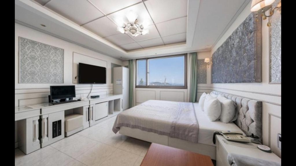 TV a/nebo společenská místnost v ubytování Yeosu Beach Hotel