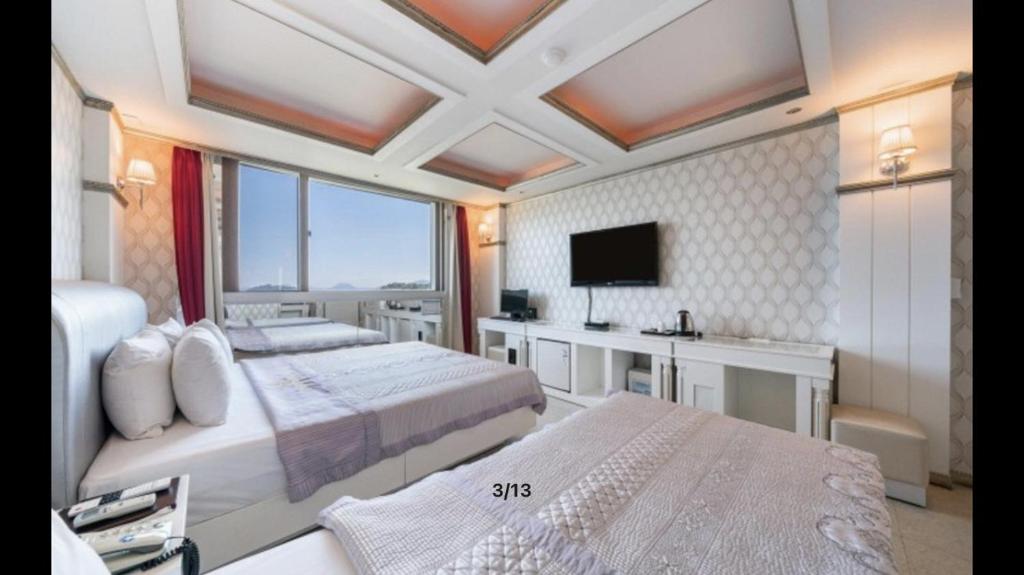 TV a/nebo společenská místnost v ubytování Yeosu Beach Hotel