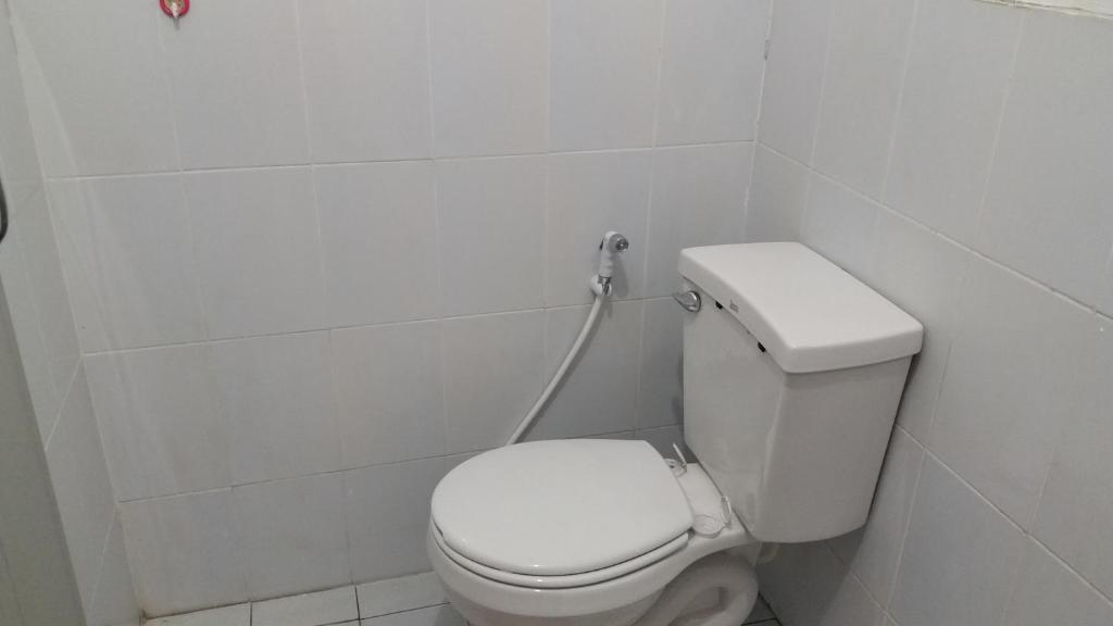 Ban Bang KhanNatcha Place TU Rangsit的浴室设有白色卫生间和软管
