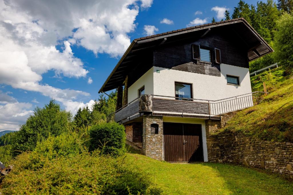 una casa al lado de una colina en Ferienhaus Birker en Kleinfeistritz