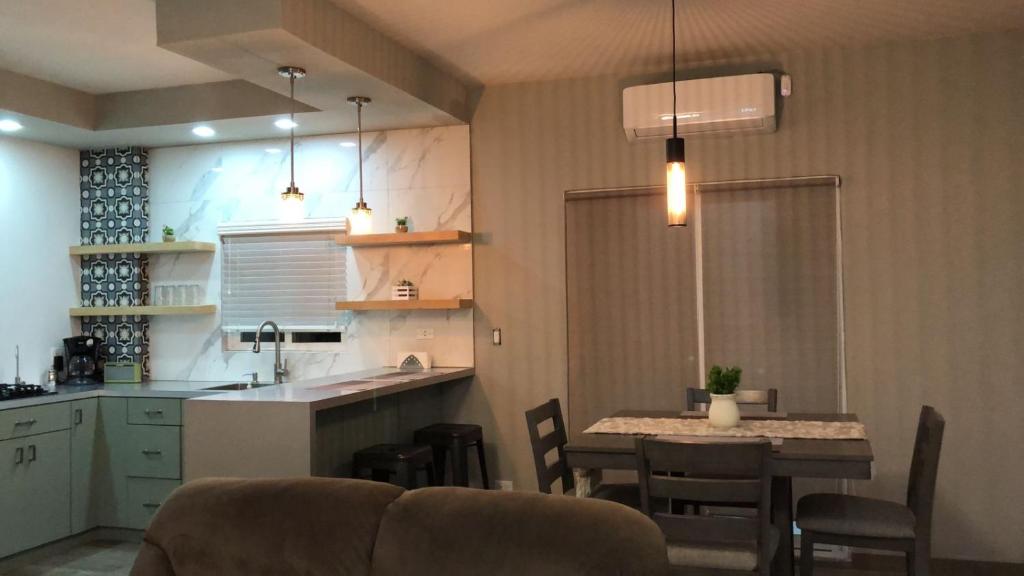 cocina y comedor con mesa y sofá en Deluxe Apartment in Ensenada, en Ensenada