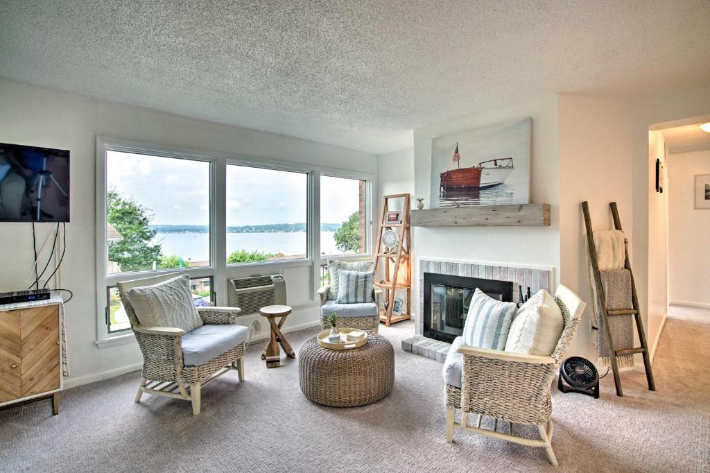 DewittvilleにあるLakefront Dewittville Condo with Private Deck!のリビングルーム(椅子、暖炉付)