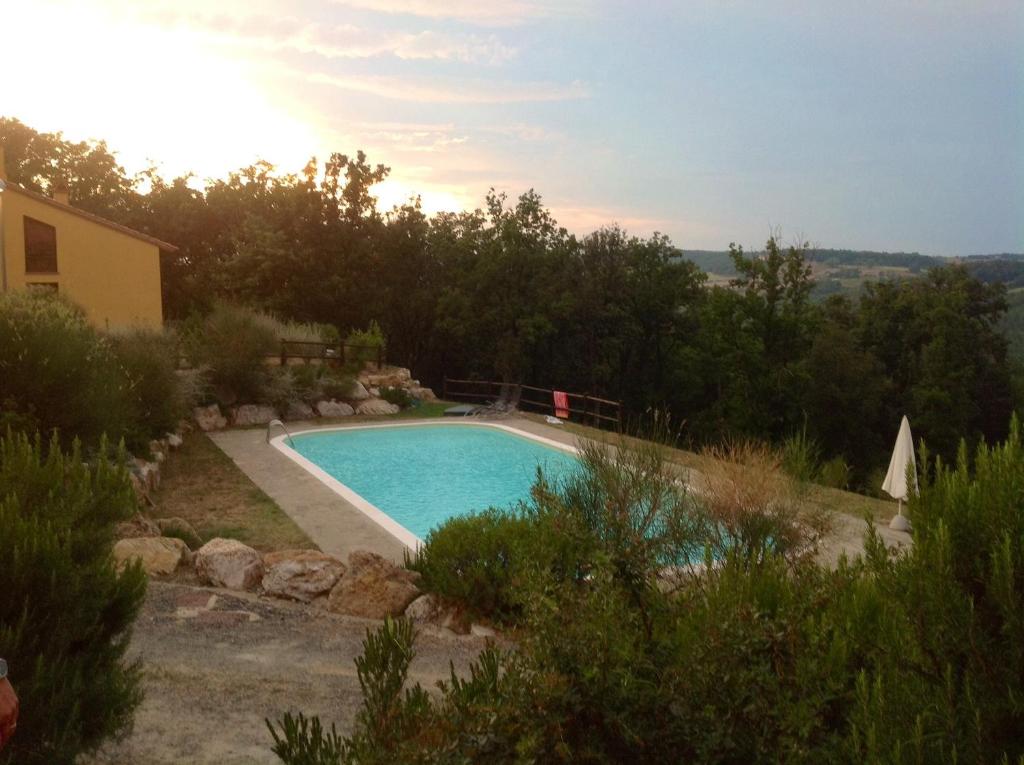 een zwembad in het midden van een tuin bij Casa nella campagna di San Gimignano in Gambassi Terme