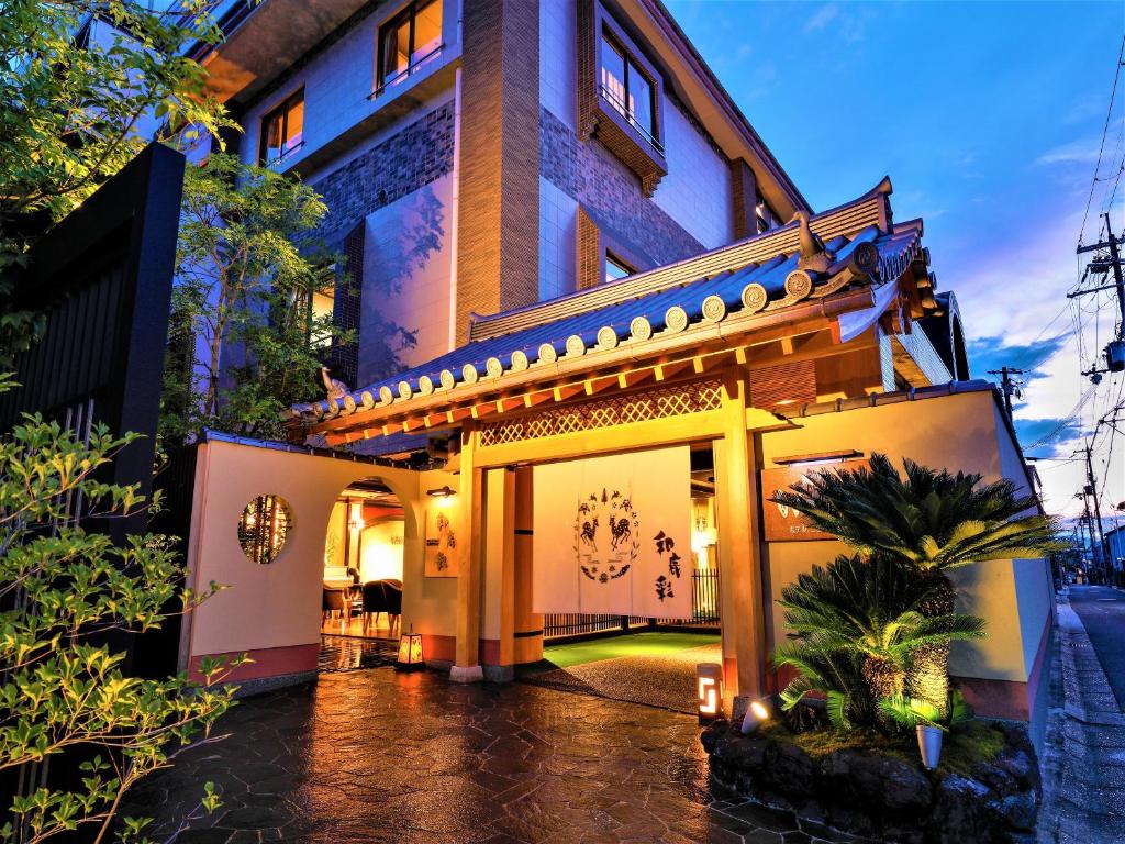 an image of a house with a courtyard at Hotel New Wakasa in Nara