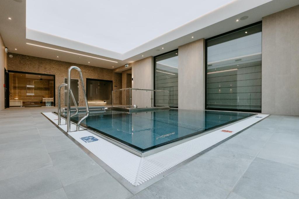 Bazén v ubytování VISLOW Resort nebo v jeho okolí