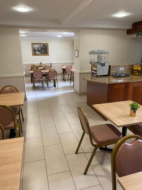 Kuchyň nebo kuchyňský kout v ubytování Orchard Hotel