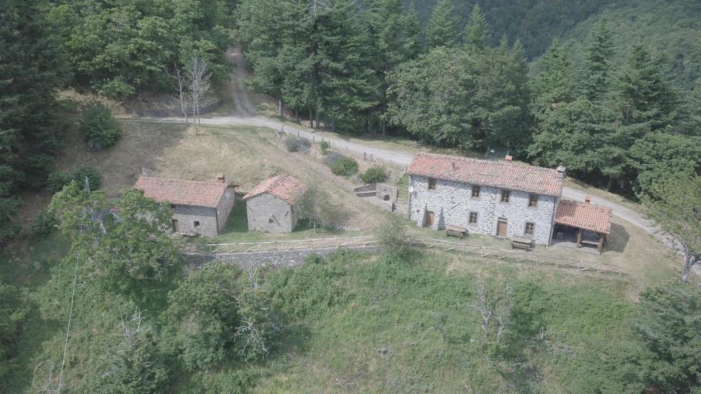 widok z góry na dom na wzgórzu w obiekcie Parco Colle Fobia w mieście Barga