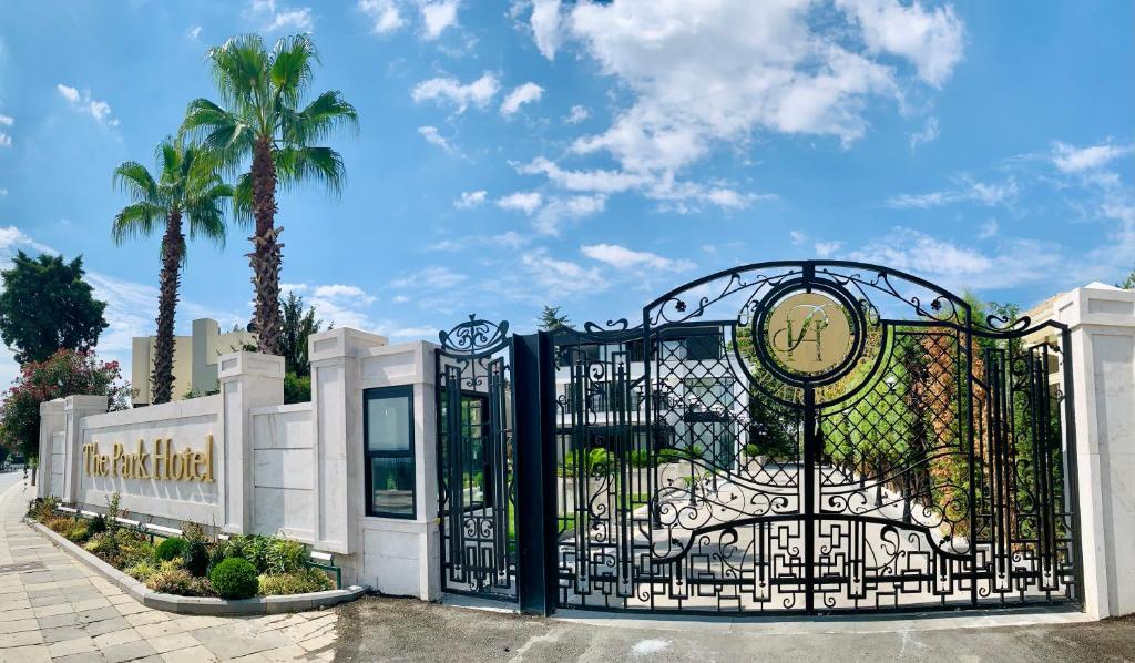 una puerta frente a un edificio con palmeras en Istanbul Park Hotel en Tuzla