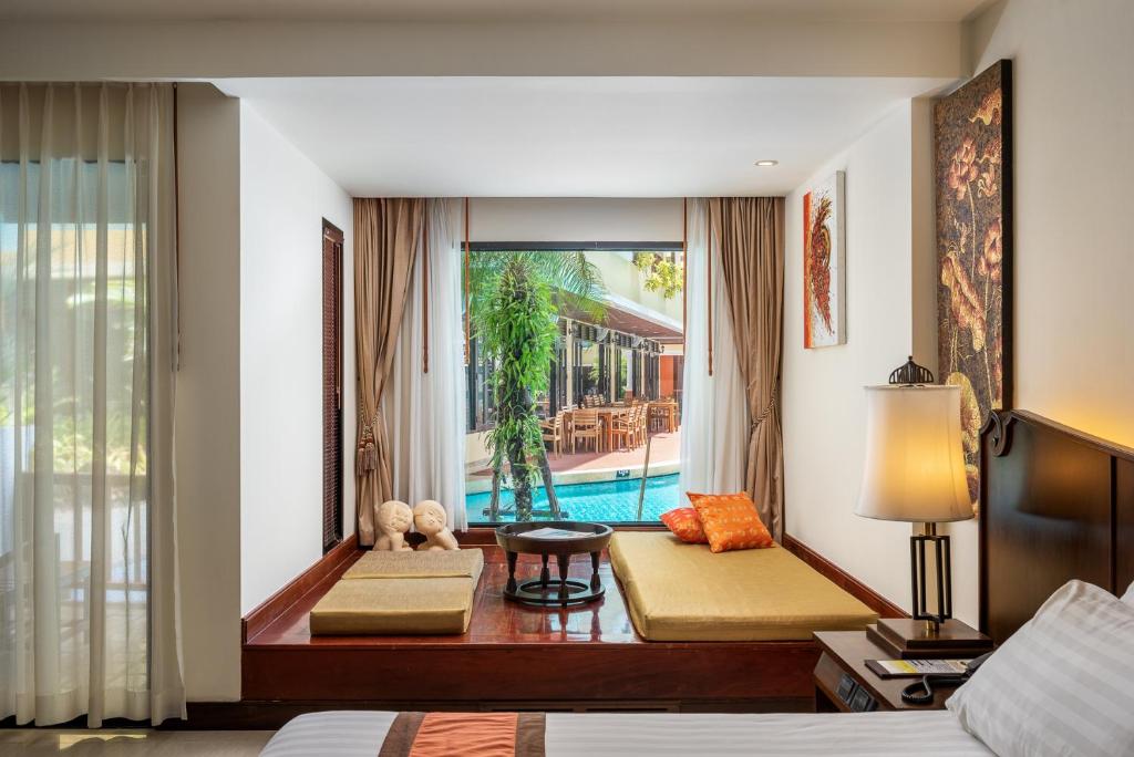 Bazén v ubytování Patong Paragon Resort & Spa SHA Extra Plus nebo v jeho okolí